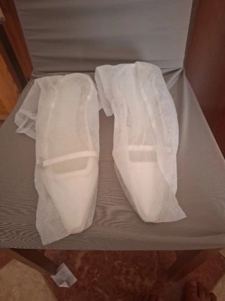 Zapatos blancos de tacón slingback.