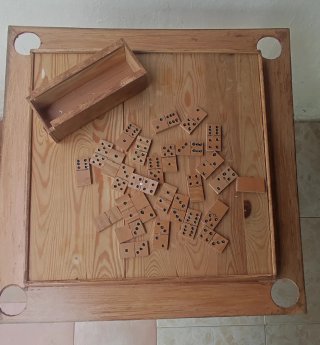 Mesa de dominó plegable de madera