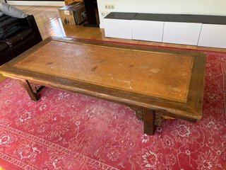 Mesa de centro antigua madera tratada.