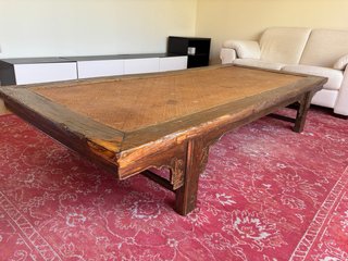 Mesa de centro antigua madera tratada.