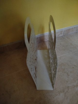 Revistero metálico blanco de diseño