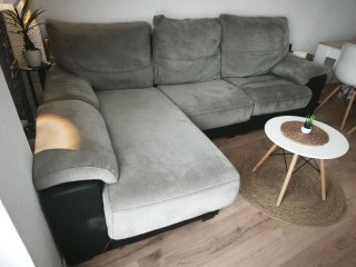 Sofá modular gris y negro.