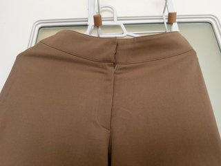 Pantalón campana camel es marca japonesa