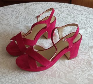 Sandalias tacón fucsia