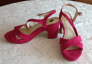 Sandalias tacón fucsia