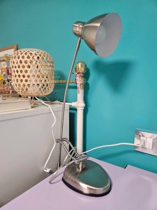Escritorio, silla y flexo autoregulable ancho 1,60