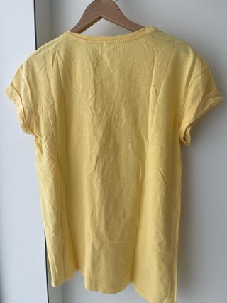 Camiseta amarilla con bolsillo