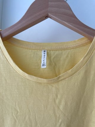 Camiseta amarilla con bolsillo