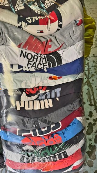 ♻️ Especialistas en ropa usada al por mayor.