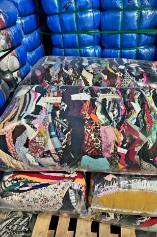♻️ Especialistas en ropa usada al por mayor.