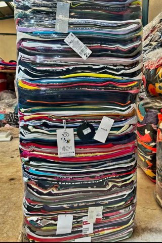 ♻️ Especialistas en ropa usada al por mayor.