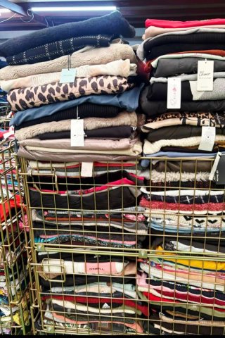 ♻️ Especialistas en ropa usada al por mayor.