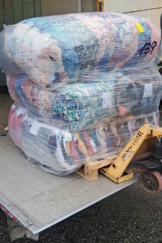 ♻️ Especialistas en ropa usada al por mayor.
