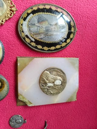 Relicarios de plata pintados a mano