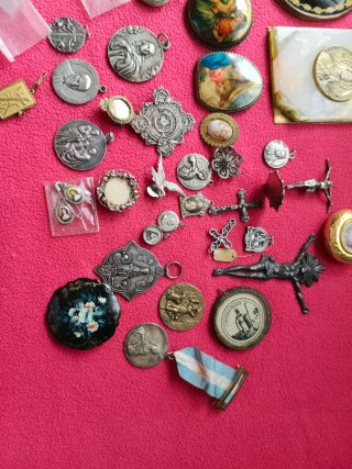 Relicarios de plata pintados a mano