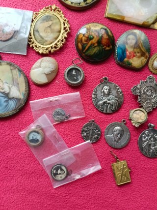 Relicarios de plata pintados a mano