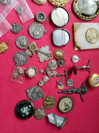 Relicarios de plata pintados a mano