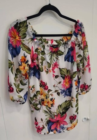 Blusa floreale bianca e colorata