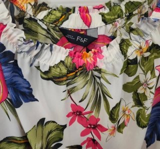 Blusa floreale bianca e colorata