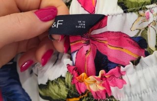Blusa floreale bianca e colorata