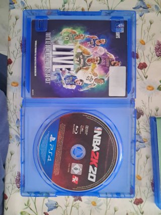 PS4 (PlayStation 4) + 2 Giochi + Controller Rosso