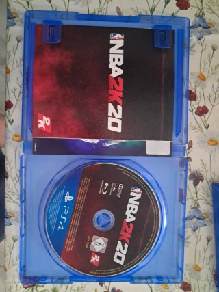 PS4 (PlayStation 4) + 2 Giochi + Controller Rosso