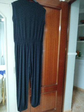 Mono negro largo con cremallera