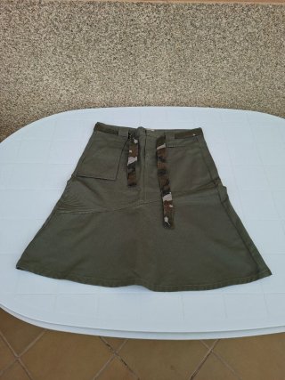 Falda vaquera evasé color verde militar