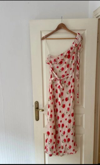 Vestido floral asimétrico con volantes