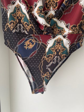 Body Zara estampado cadenas y pañuelo