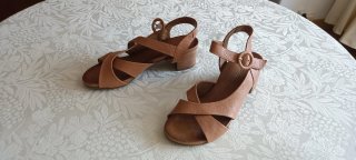 Sandalias de piel marrón