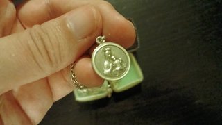 Medalla Religiosa con Cadena y Caja