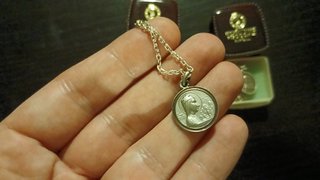 Medalla Religiosa con Cadena y Caja
