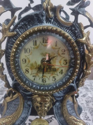 Reloj antiguo con candelabro