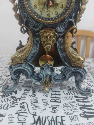 Reloj antiguo con candelabro