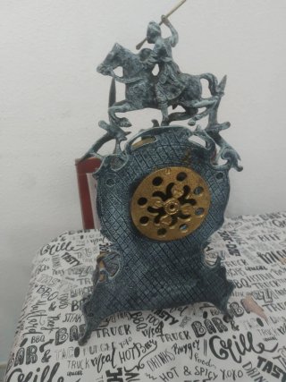 Reloj antiguo con candelabro