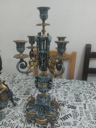 Reloj antiguo con candelabro