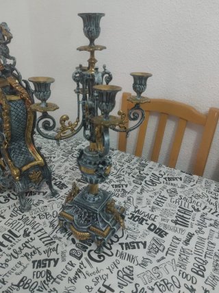 Reloj antiguo con candelabro