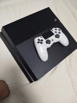 Consola PS4 + Mando Blanco