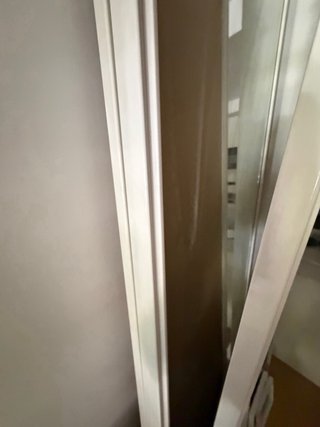 Puertas de armario correderas con espejo.