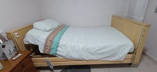 Cama articulada y regulable en altura