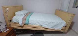 Cama articulada y regulable en altura