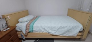 Cama articulada y regulable en altura