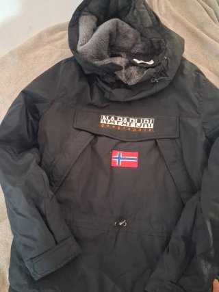 Chaqueta Napapijri Negra con Bandera Noruega