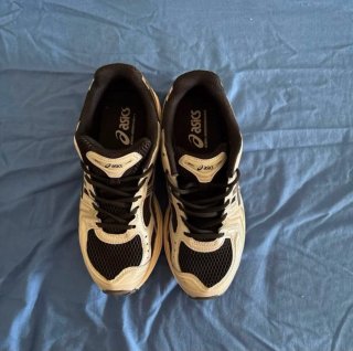 Zapatillas Asics Negras y Blancas