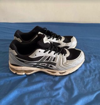 Zapatillas Asics Negras y Blancas