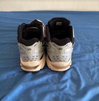 Zapatillas Asics Negras y Blancas