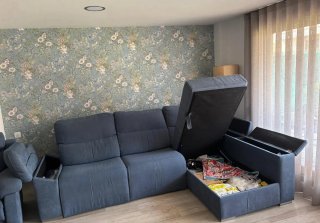 Sofá modular azul y sillón