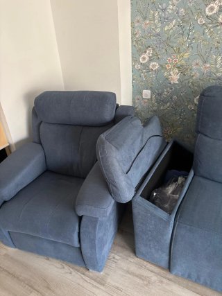 Sofá modular azul y sillón