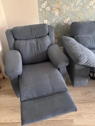 Sofá modular azul y sillón